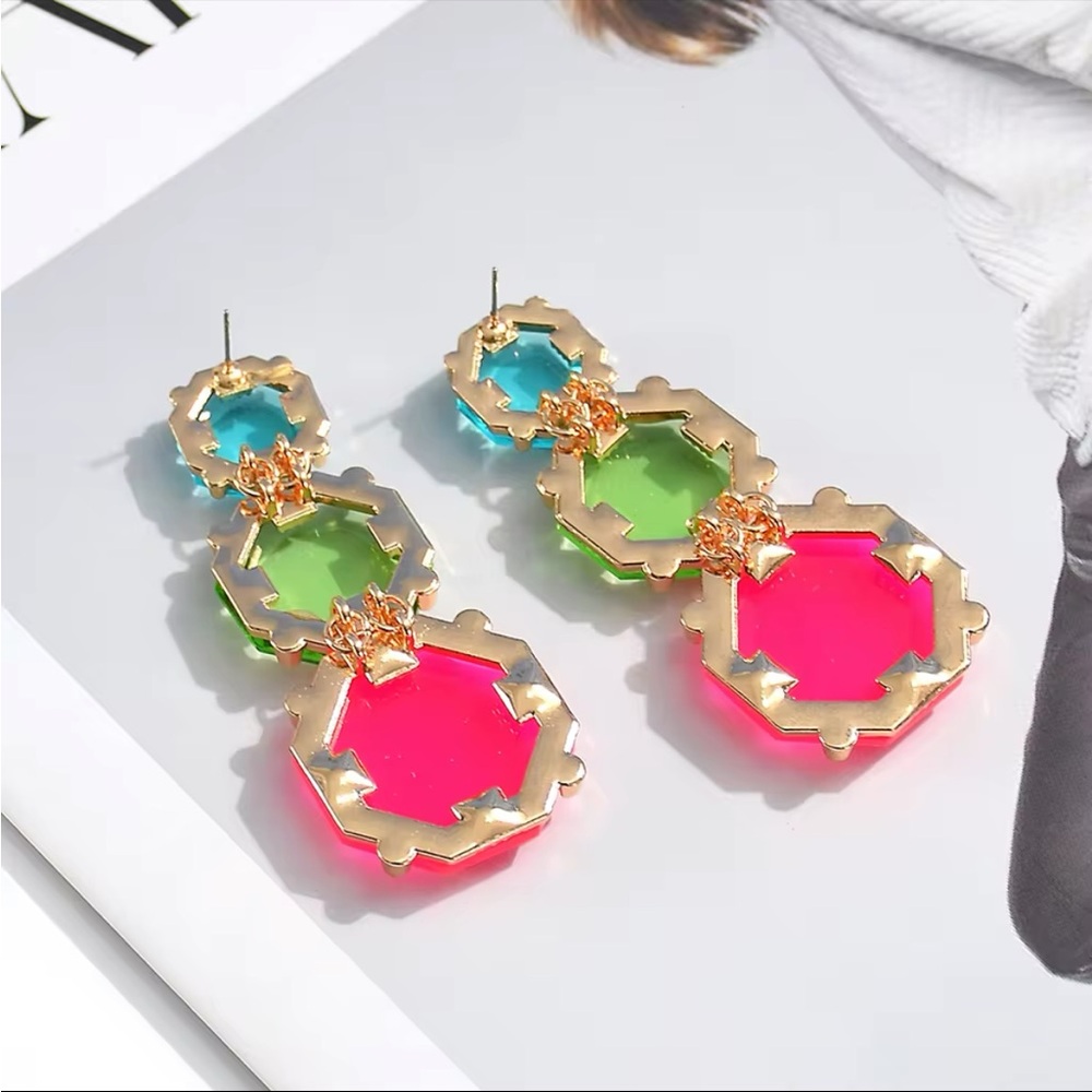 LAST! Large Gold Tone Detail and Resin Acrylic Transparent Stones Earrings! - Picture 3 of 6
